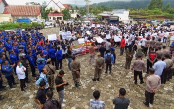 Foto : Saat peserta PPPK Kerinci yang dizalimi Demo menuntut ke adilan di kantor bupati Kerinci