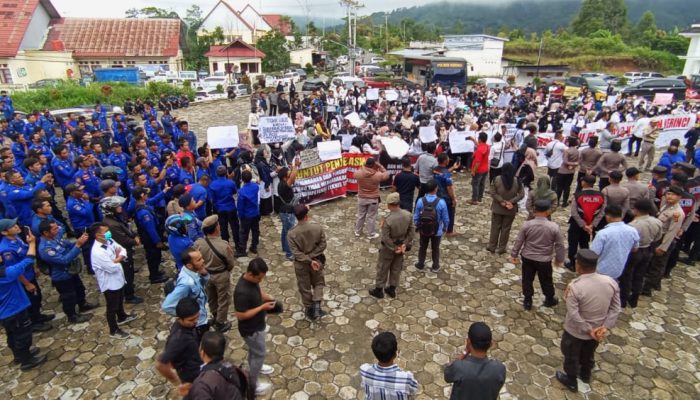 Foto : Saat peserta PPPK Kerinci yang dizalimi Demo menuntut ke adilan di kantor bupati Kerinci