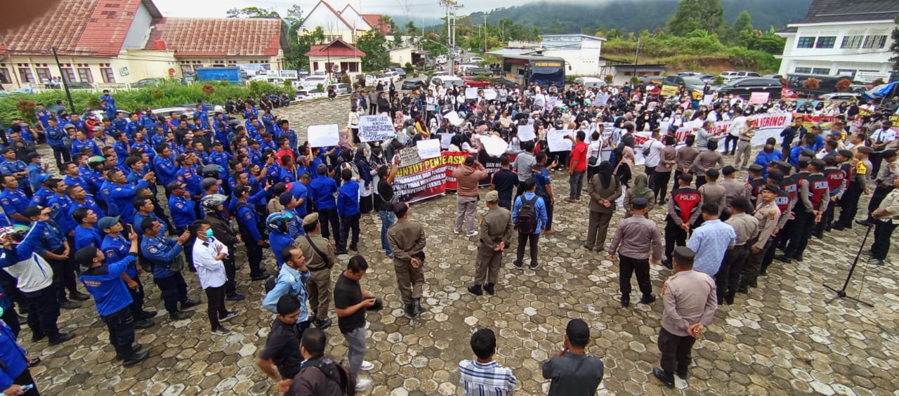 Foto : Saat peserta PPPK Kerinci yang dizalimi Demo menuntut ke adilan di kantor bupati Kerinci